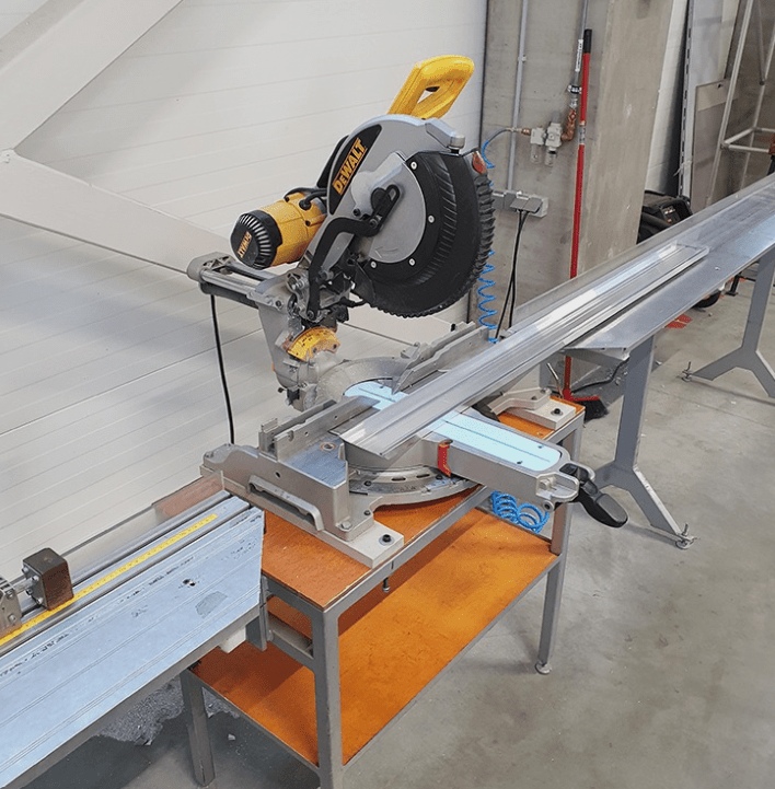 Aluminum cutting machine in action