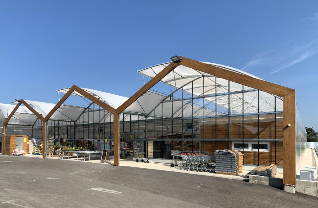 Fully equipped garden center with aluminum pallets and display stands