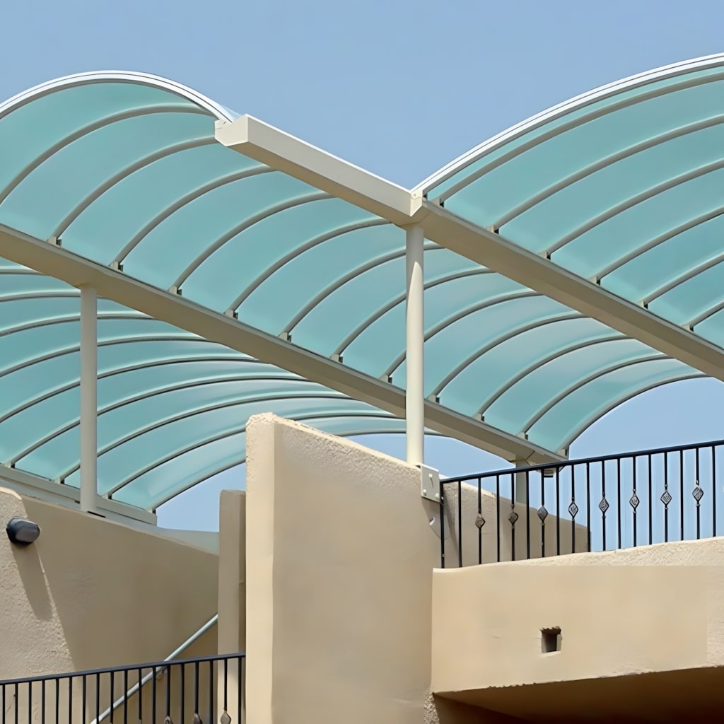 Roof with self supporting multiwall polycarbonate system